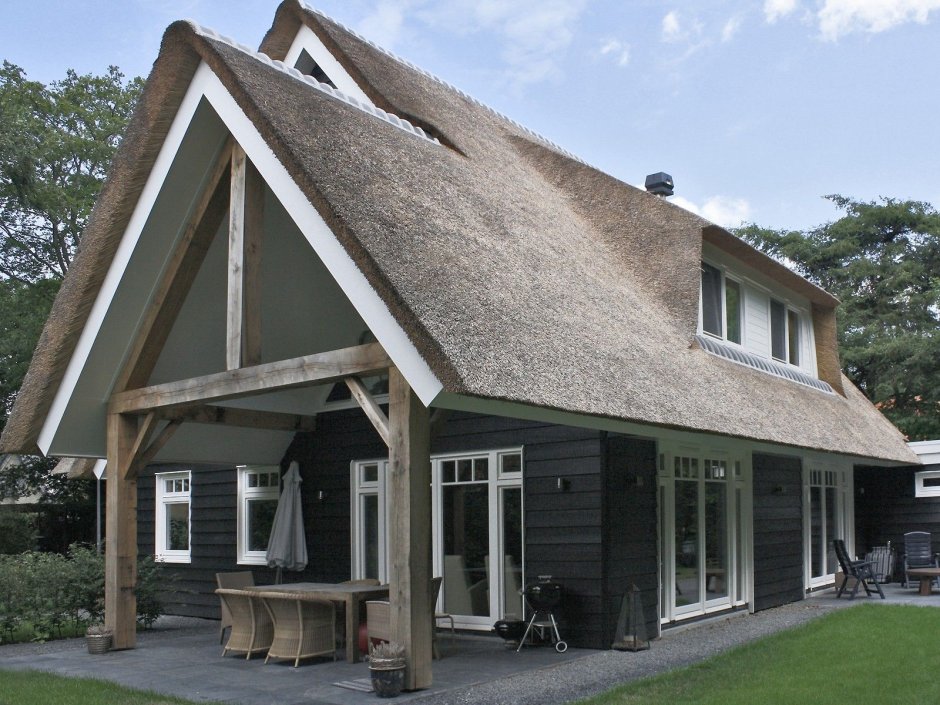 Дом с острой крышей в голландском стиле