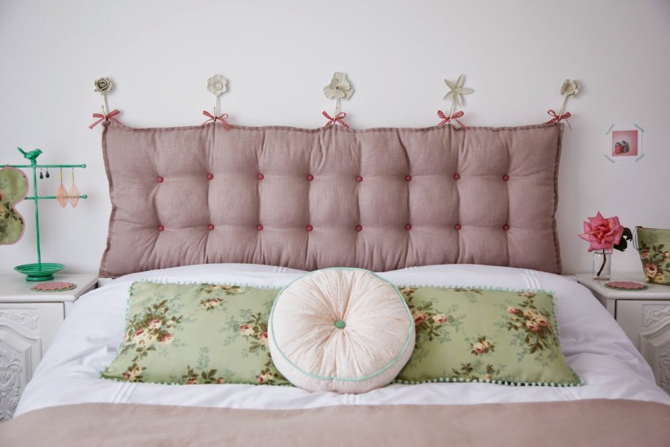 Изголовье кровати из подушек