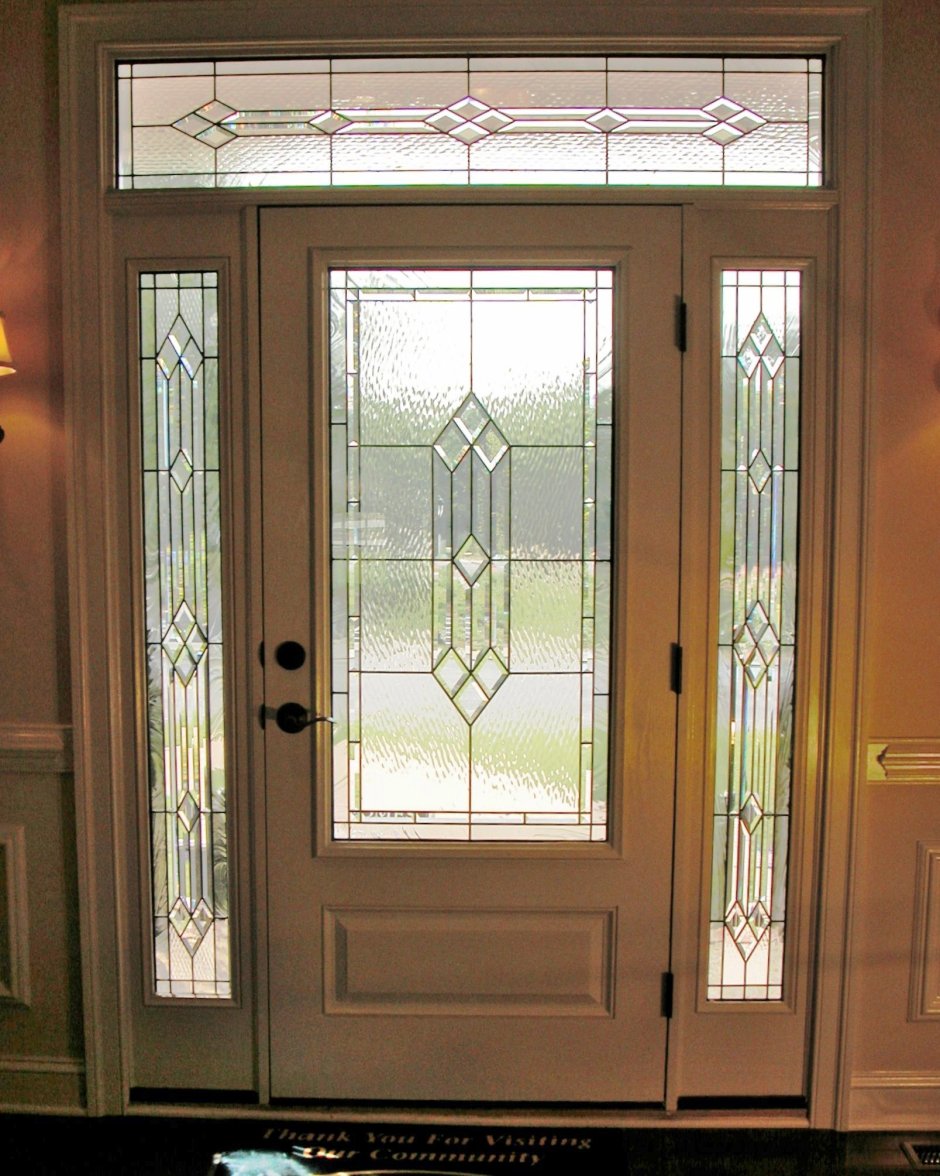 Полуциркульные арочные окна.