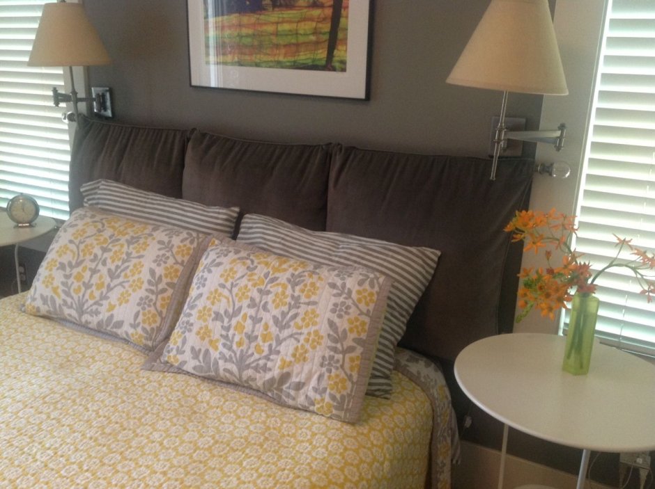 Подушки у изголовья кровати навесные