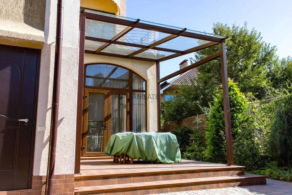 Крыльцо со стеклянной крышей