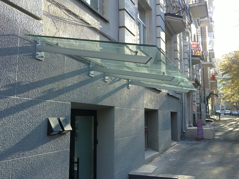 Стеклянный козырек над входом