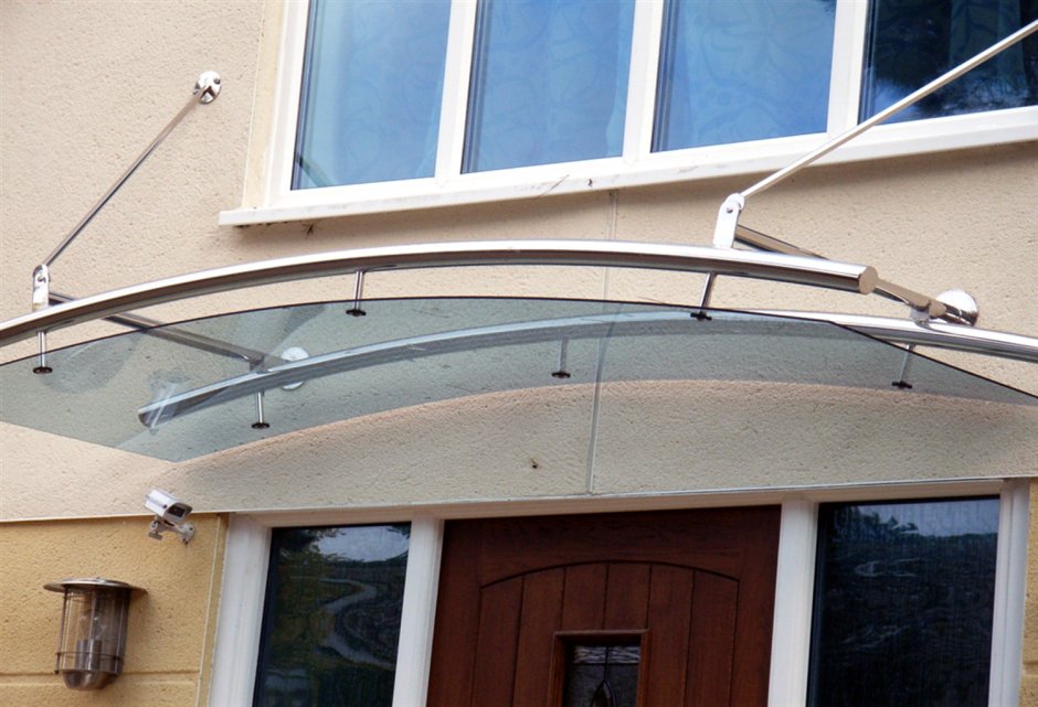 Стеклянный навес над крыльцом