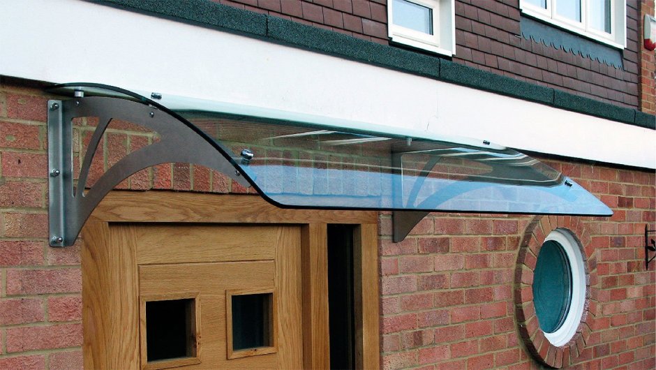 Стеклянный навес над крыльцом