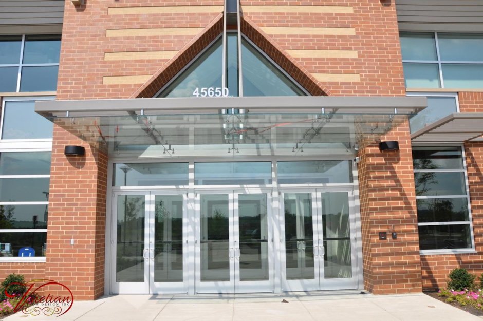 Стеклянные козырьки над входной группой