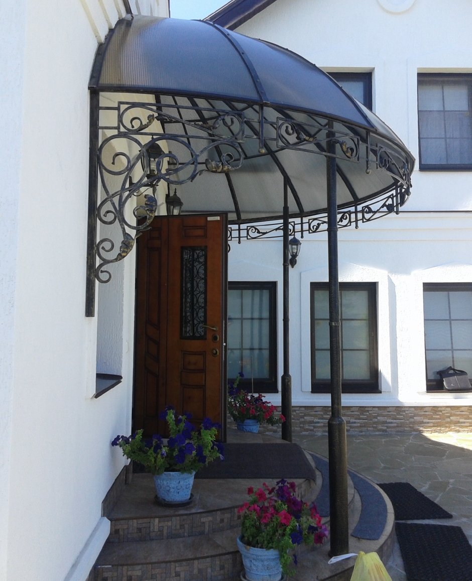 Козырёк над крыльцом