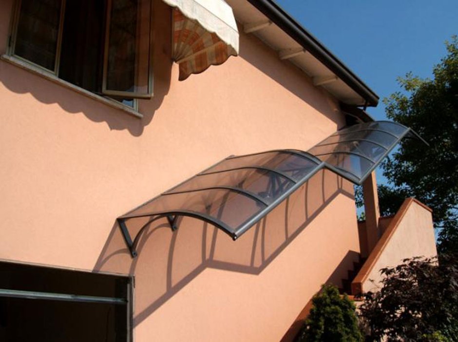 Козырек над ступеньками