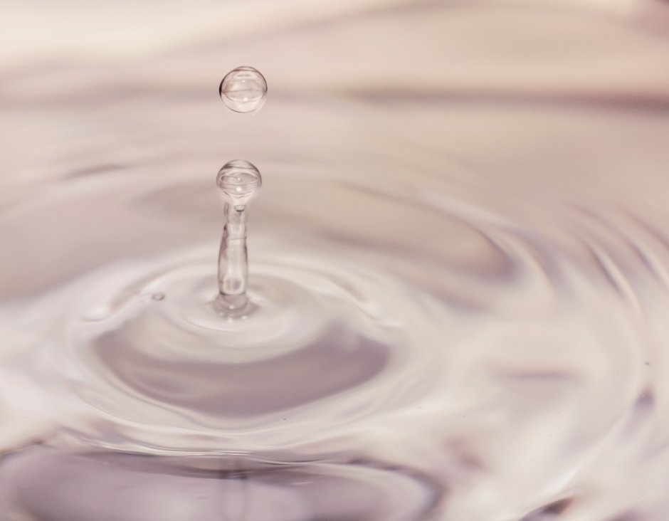 Капля воды на столе