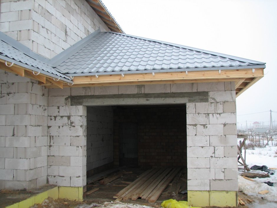 Вальмовая крыша с пристройкой