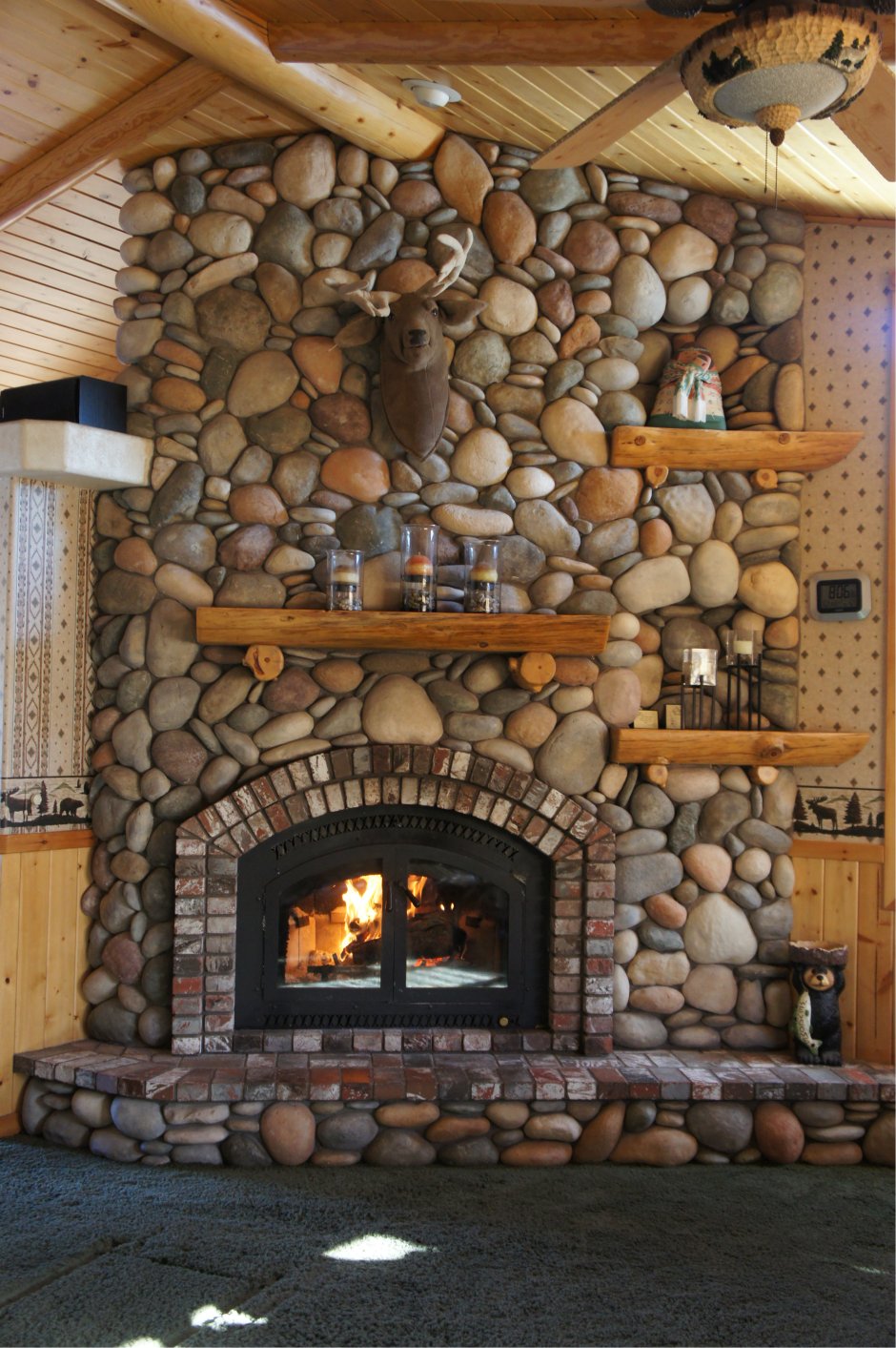 Печь-камин обложенная камнями