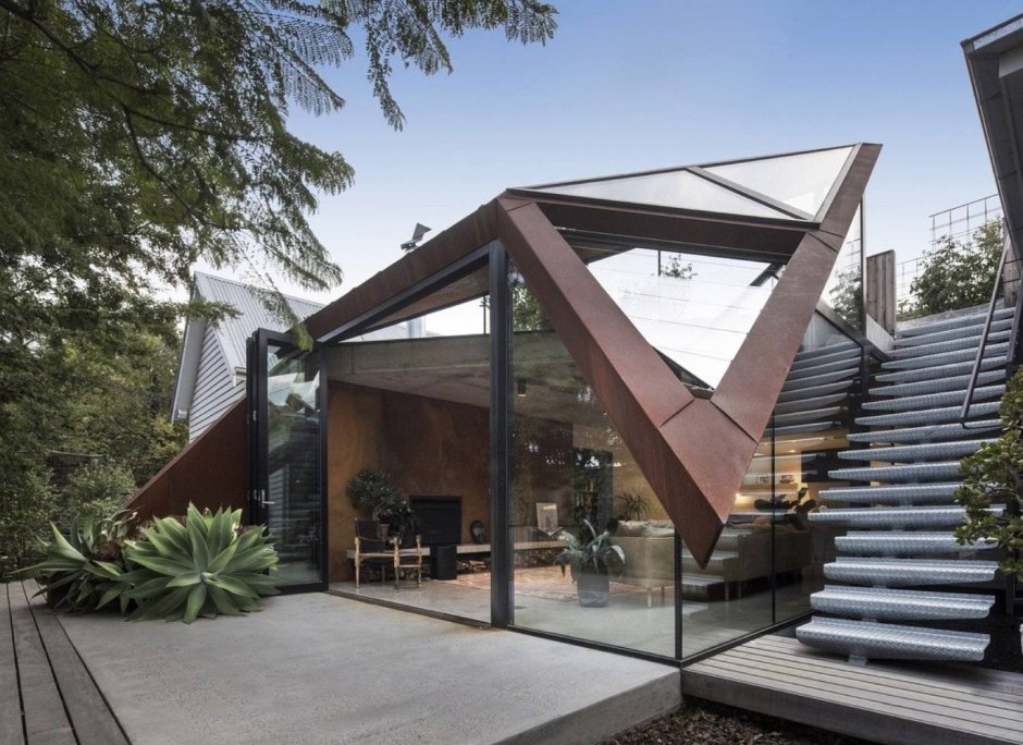 Винтовая лестница в интерьере металлическая