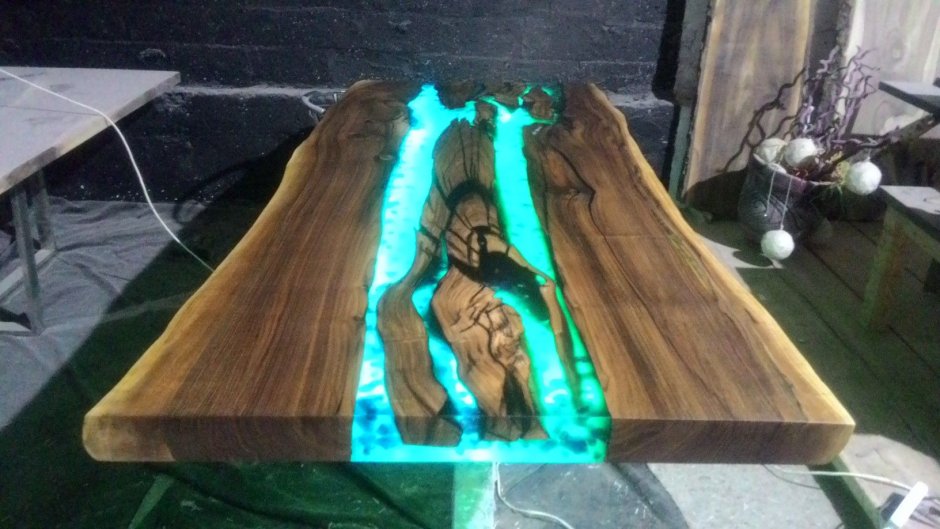 Стол из эпоксидки с подсветкой