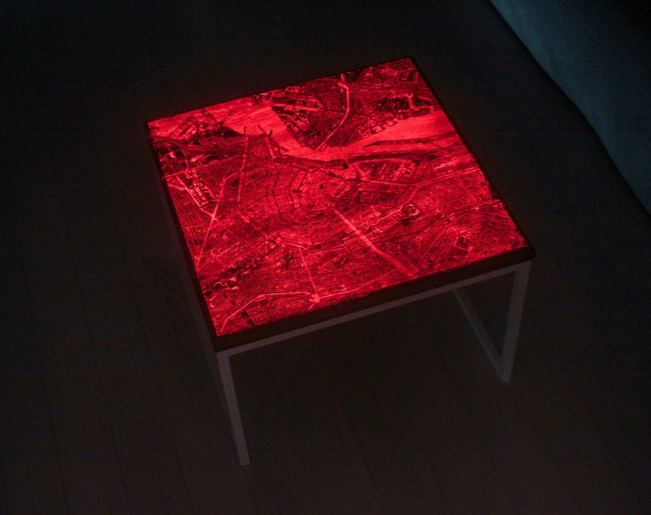 Стол с люминофором и смолой