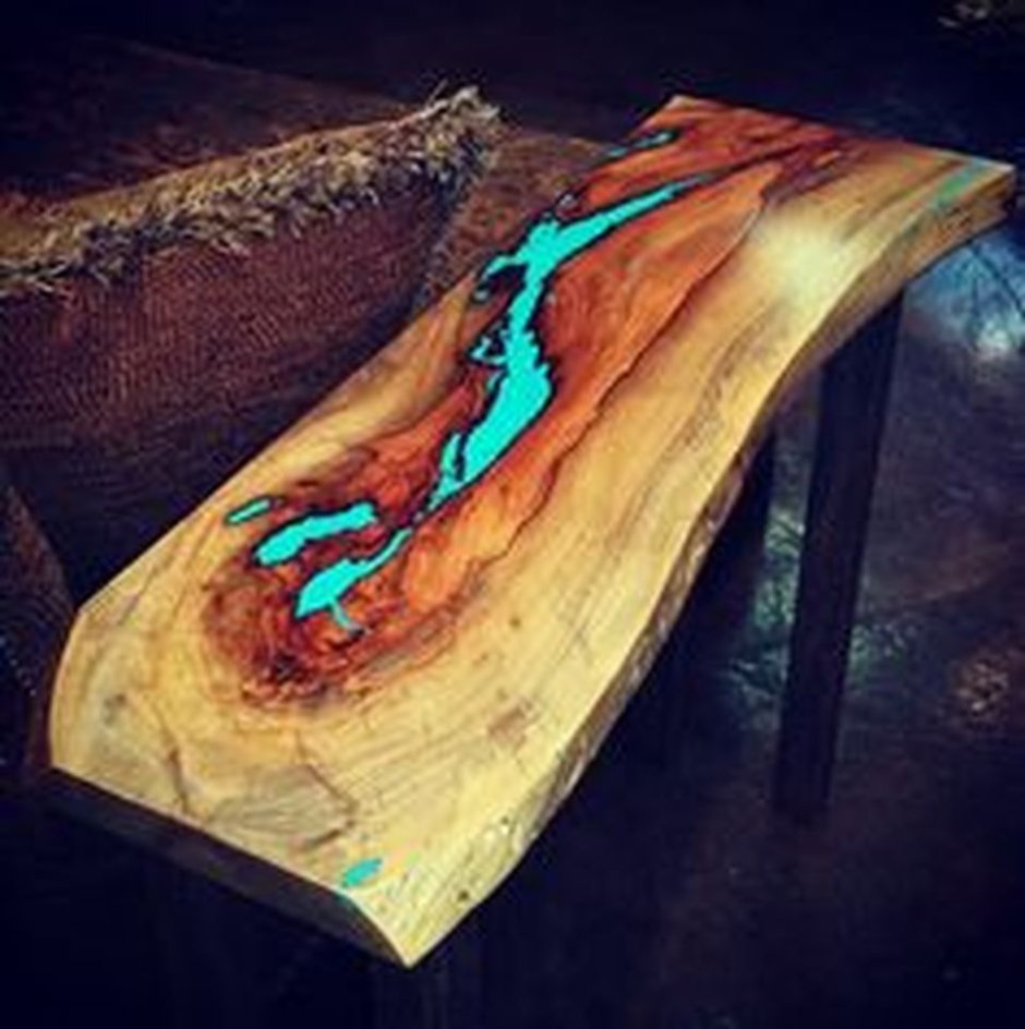 Стол из эпоксидной смолы и дерева с подсветкой