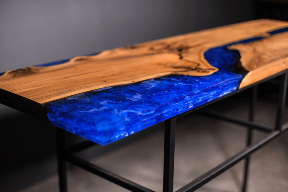 Стол залитый эпоксидной смолой