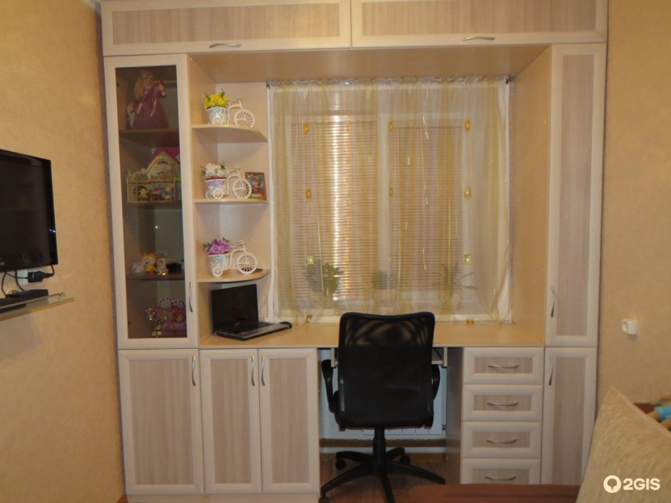 Шкаф вокруг окна со столом