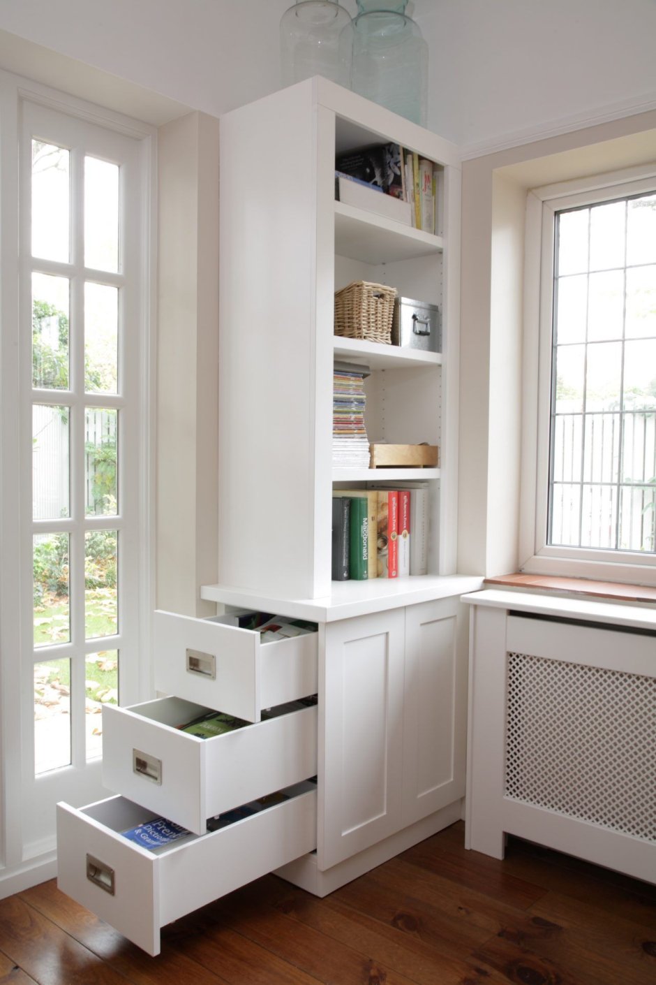 Стеллаж вокруг окна