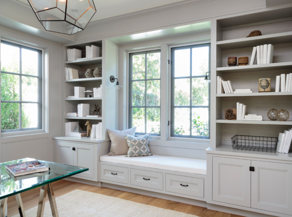 Стеллаж вокруг окна