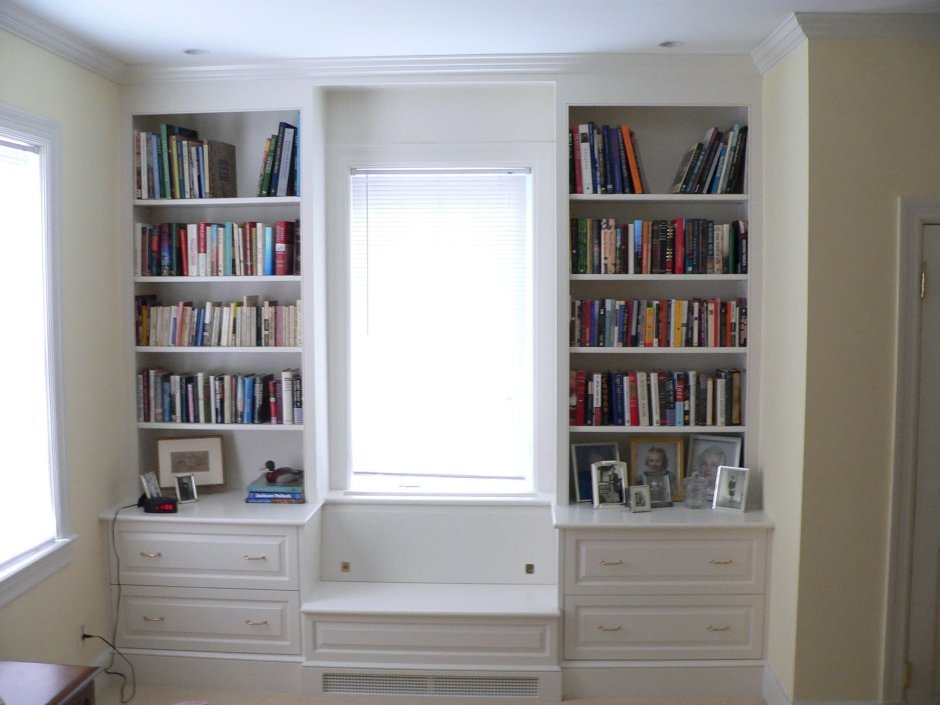 Стеллажи около окна