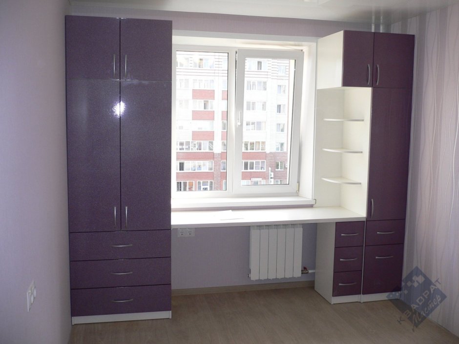 Шкафы возле окна