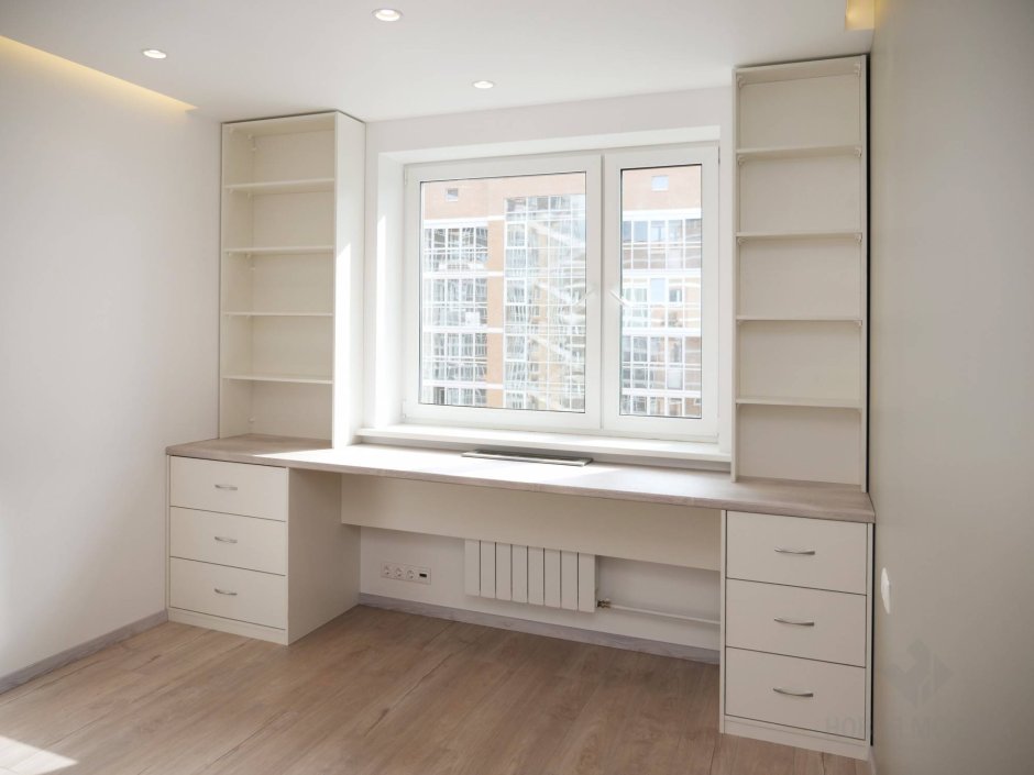 Шкаф около окна в спальне