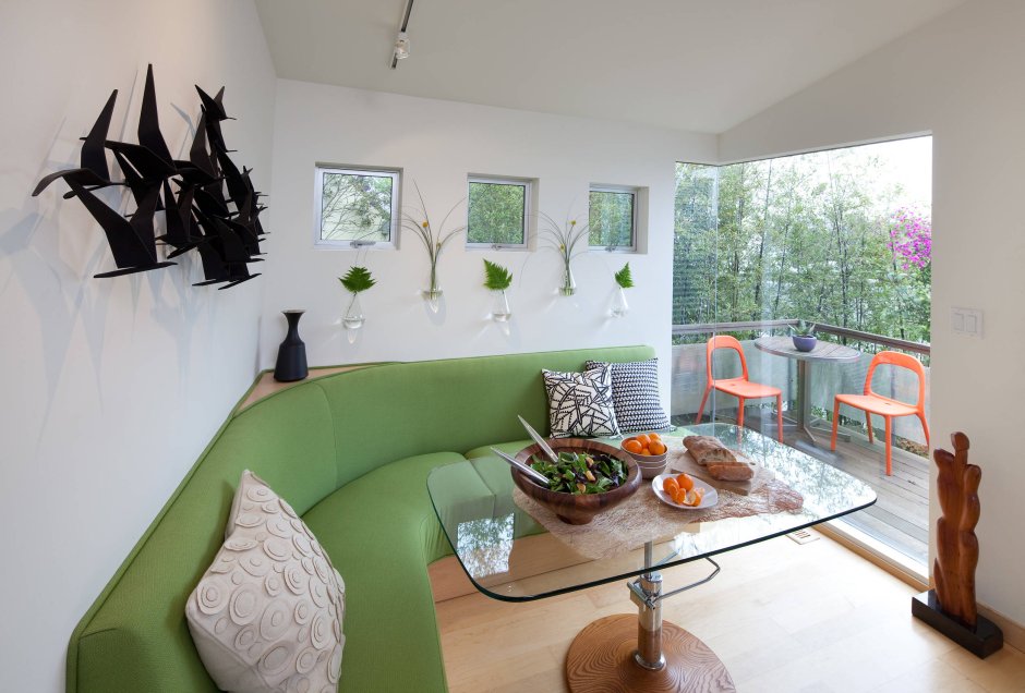 Обеденная зона с диваном