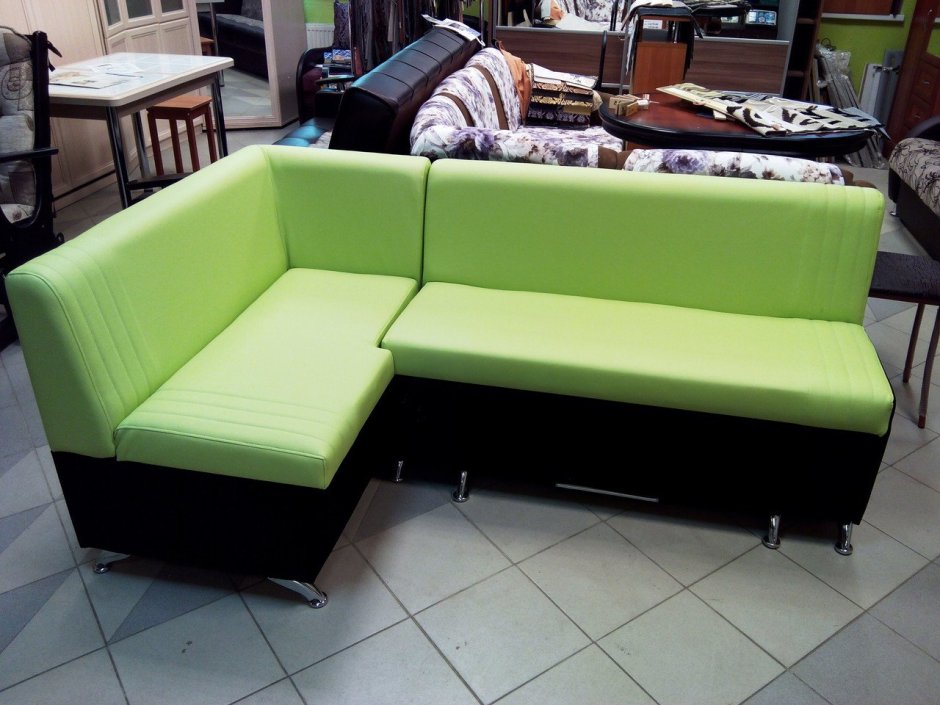 Обеденная зона с диваном и стульями