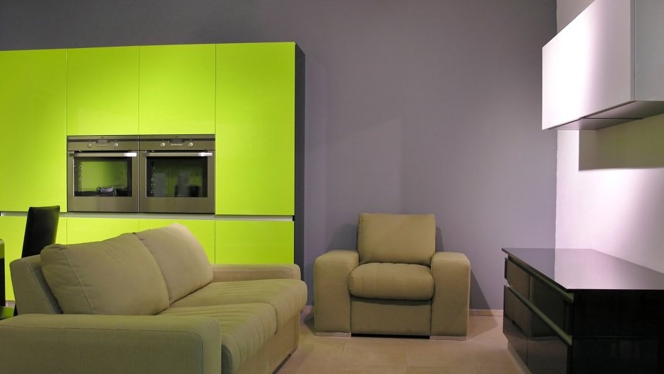 Зеленый диван в интерьере кухни гостиной