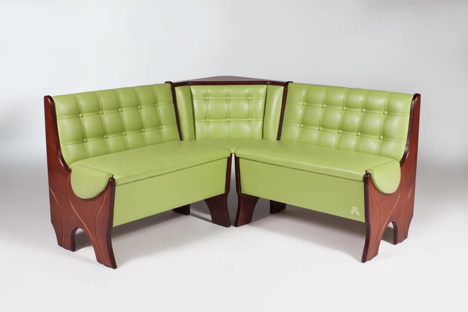 Зеленый диван на кухне