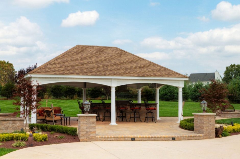 Беседка с четырехскатной крышей и мангалом