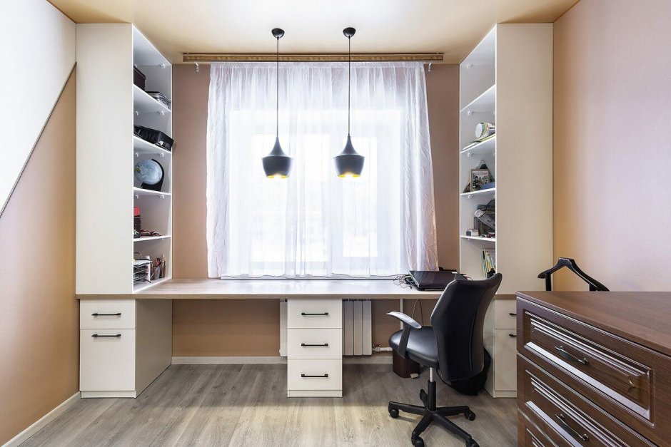 Шкаф вокруг окна