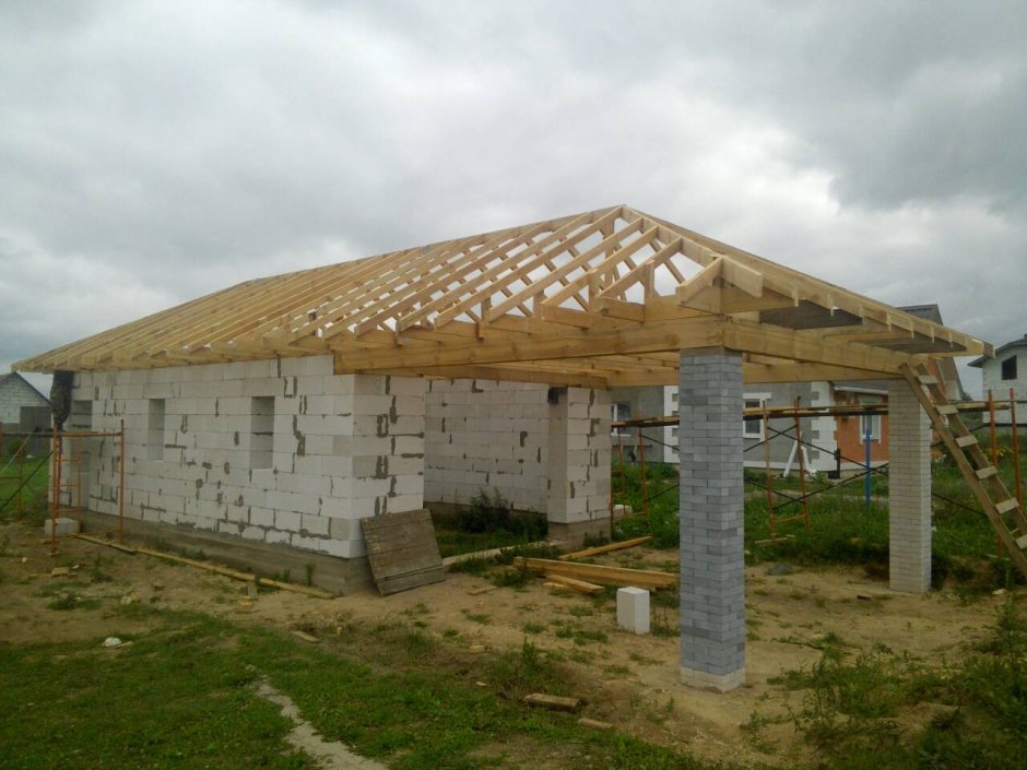 Навес с вальмовой крышей