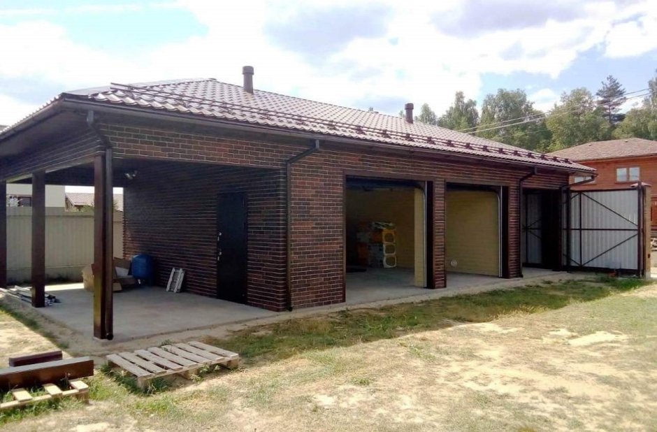 Красивый гараж из кирпича