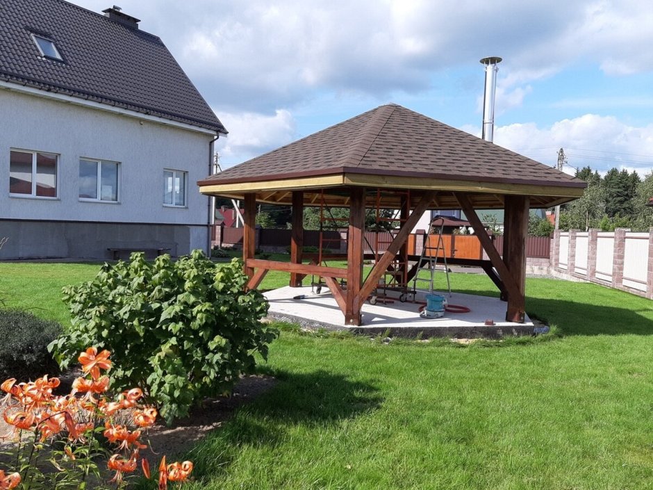 Беседка с вальмовой крышей