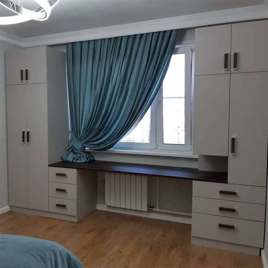 Стол у окна