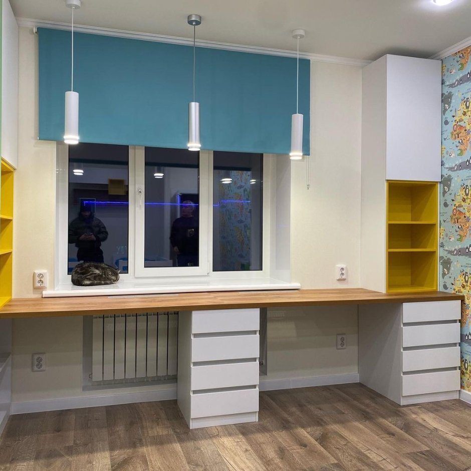 Шкаф вокруг окна