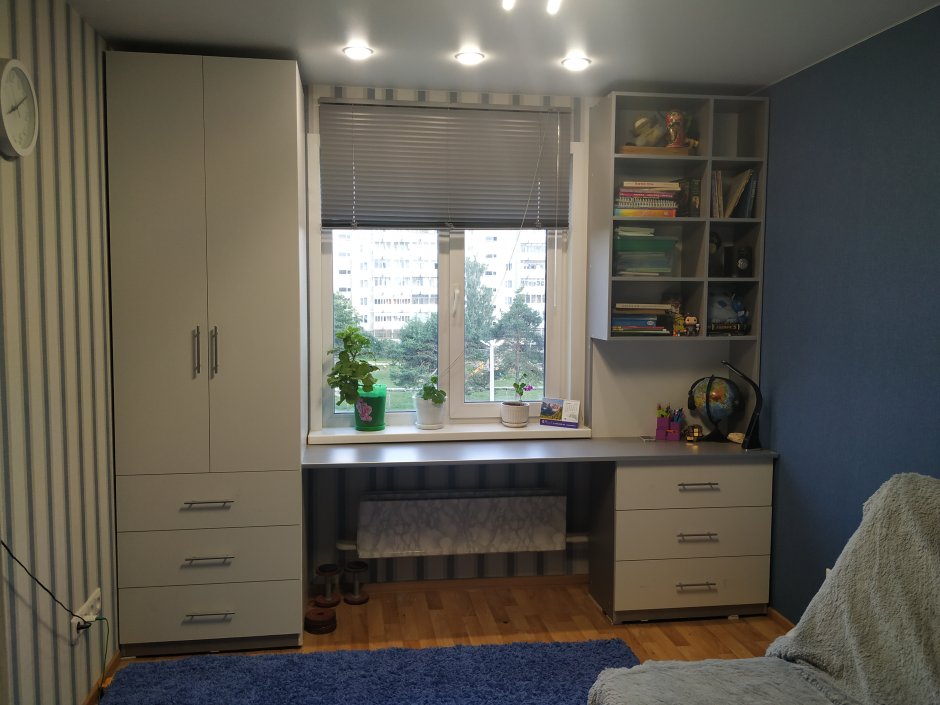 Письменный стол у окна