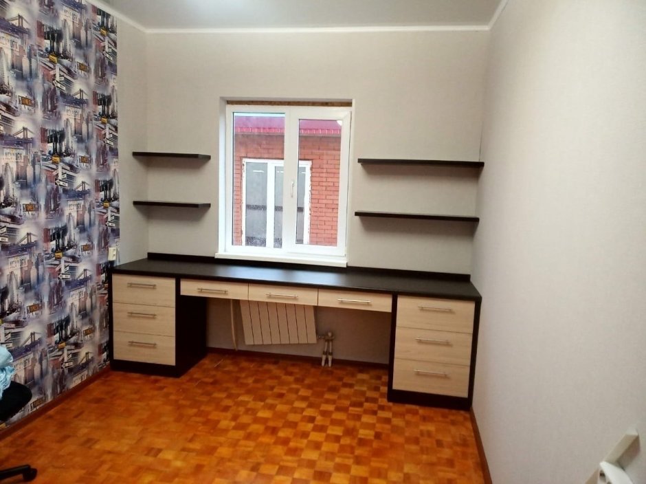 Письменный стол для школьника у окна