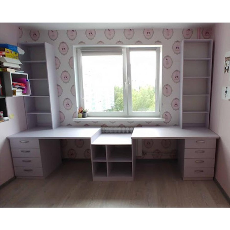 Стол под окном