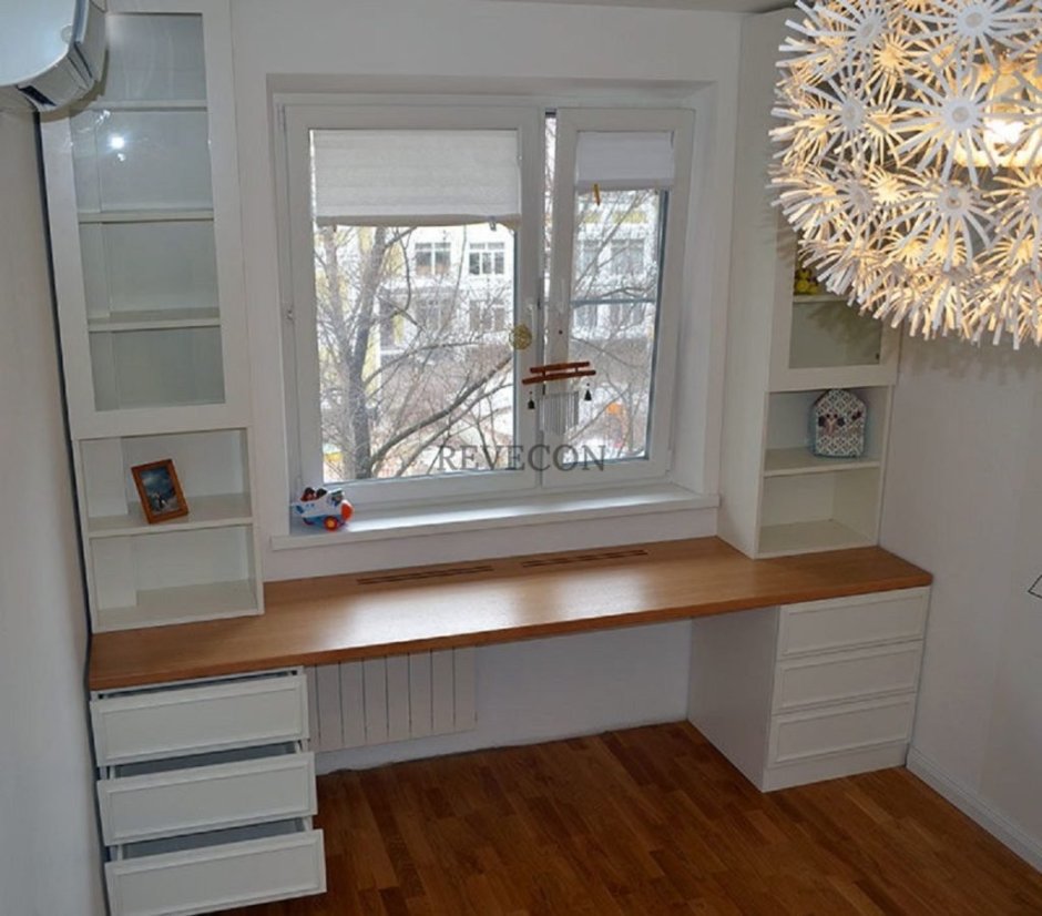 Стол у окна с полками