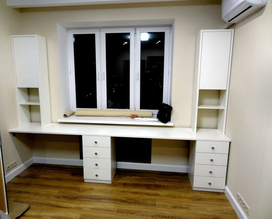 Письменный стол вдоль окна