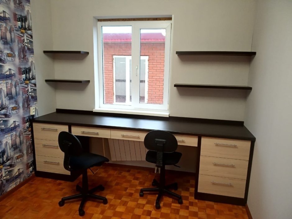 Письменный стол у окна в детской