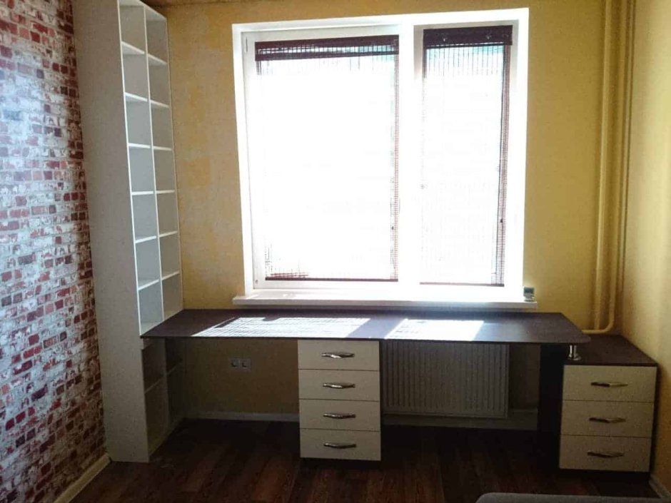 Стол у окна с полками