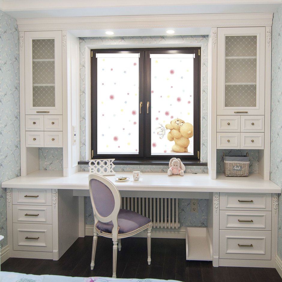 Письменный стол у окна в детской