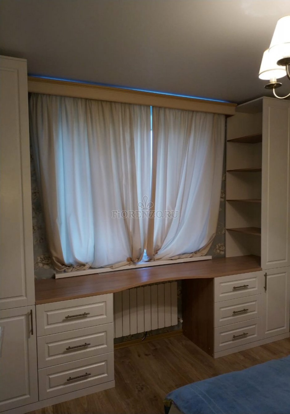 Столешница у окна в детской