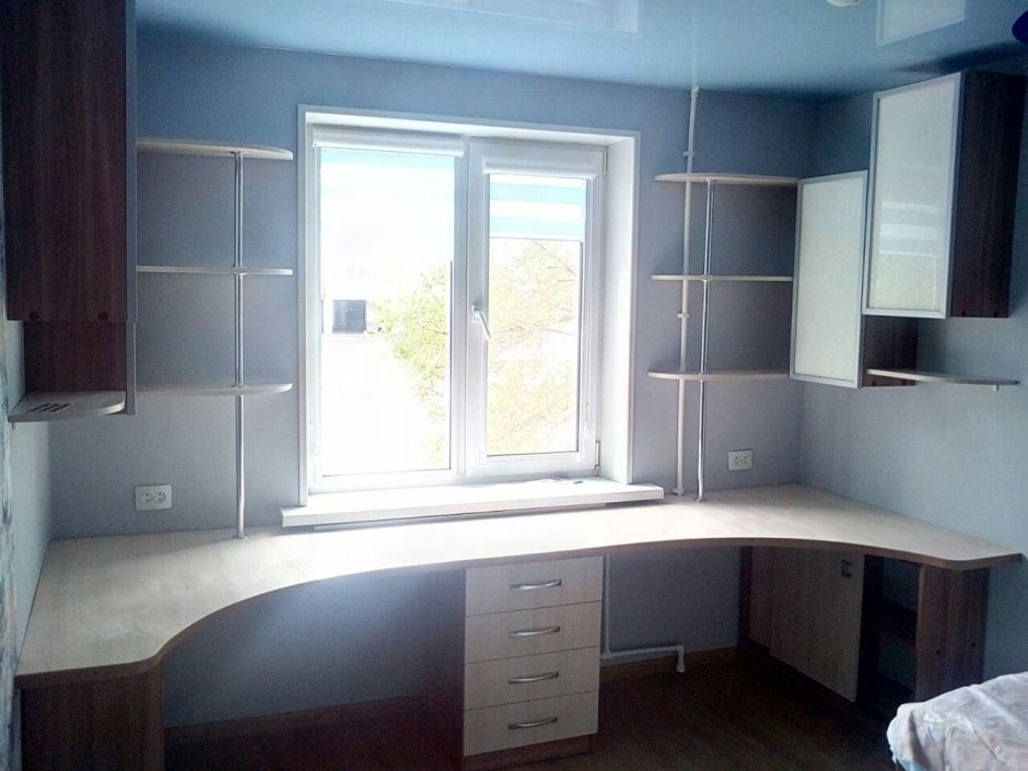 Стол у окна для школьника