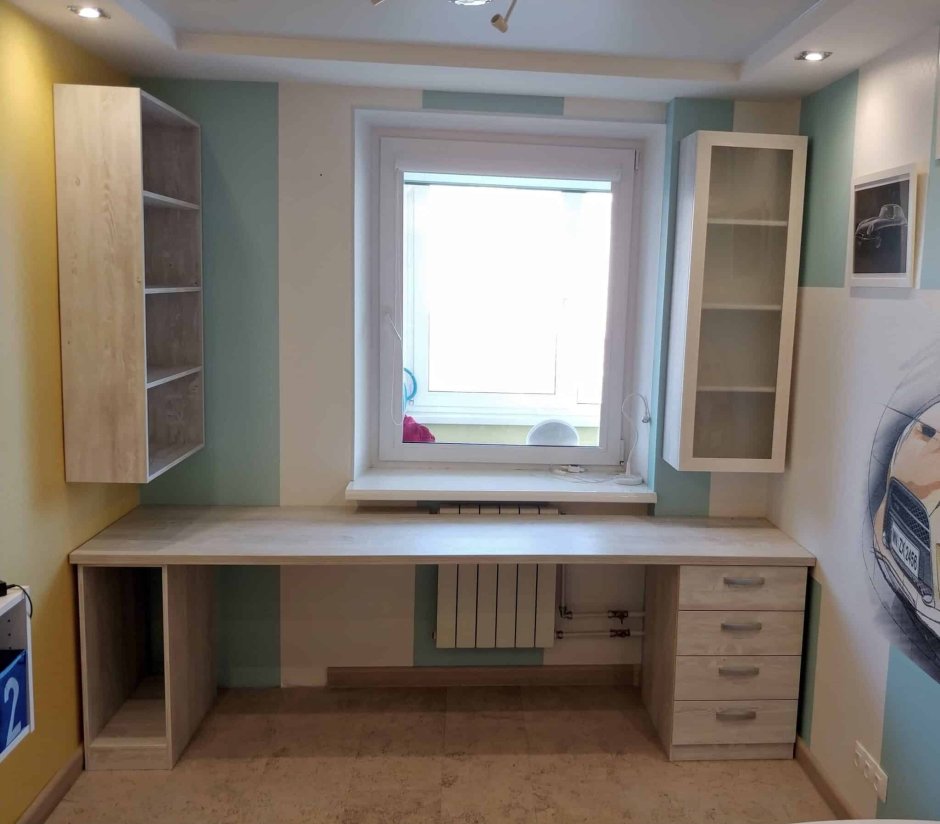 Письменный стол у окна со шкафами