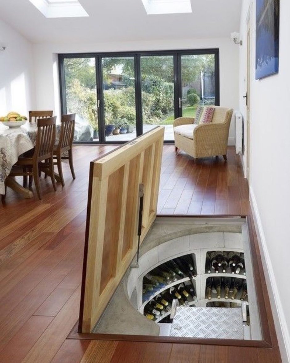 Лестница в цокольный этаж наружная