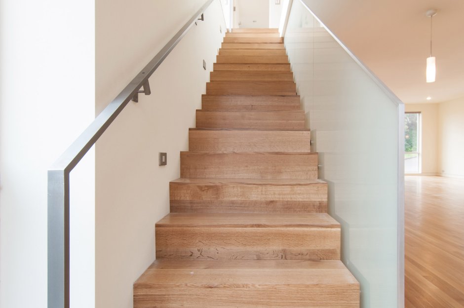 Лестница в светлых тонах