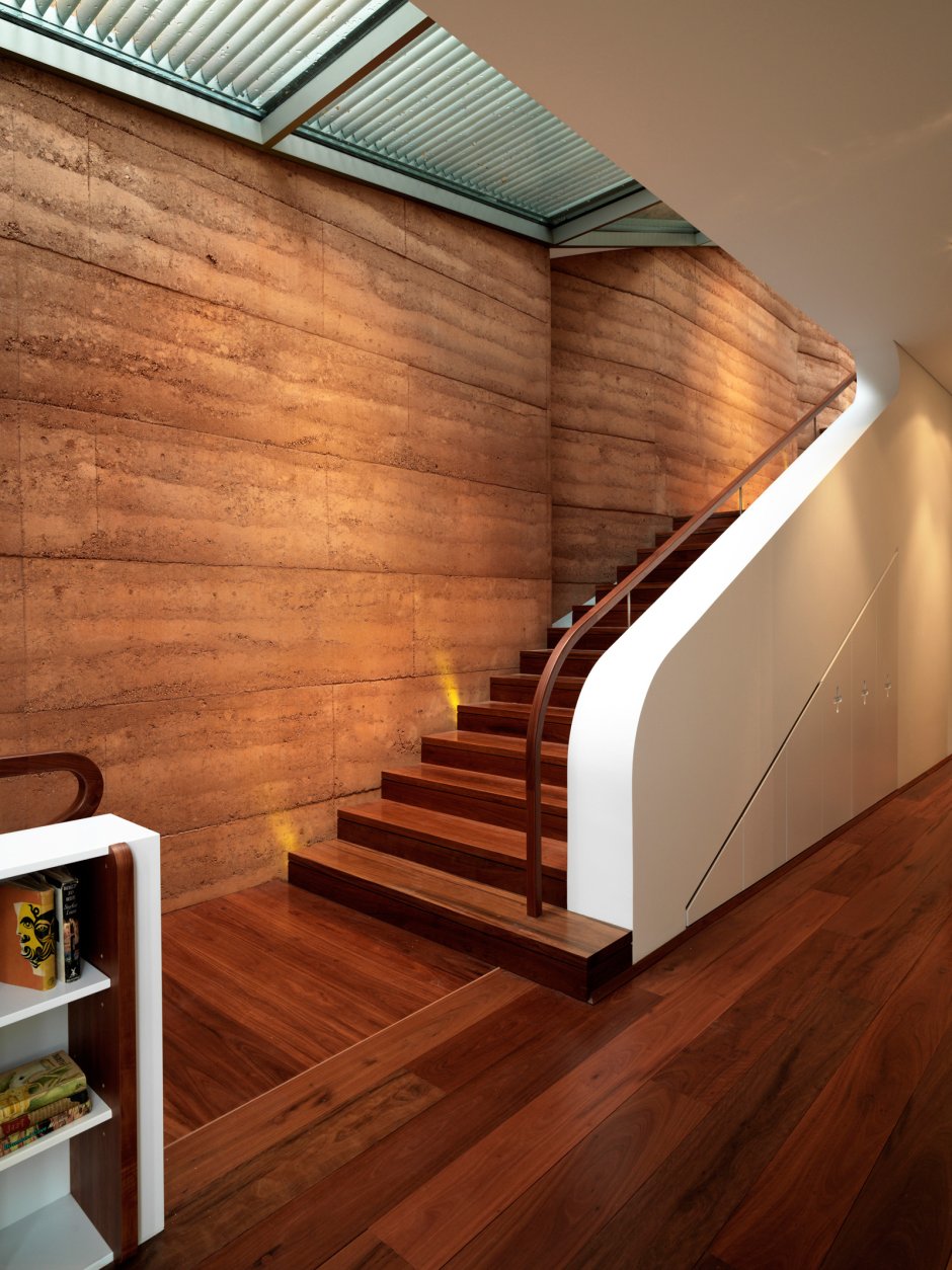 Интерьер коридора с лестницей